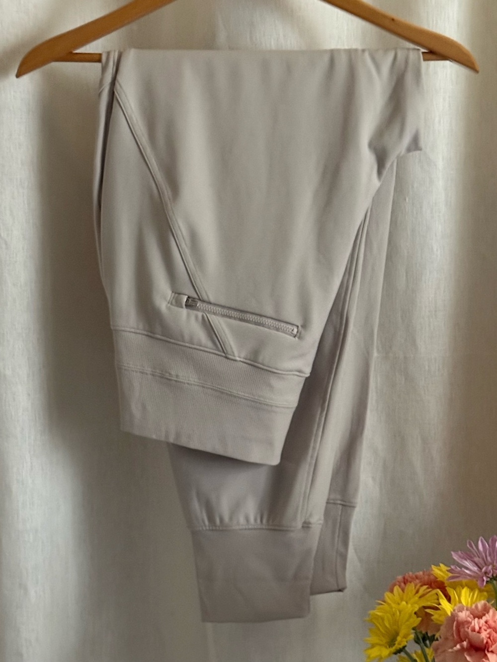 NWOT Athleta Stone Taupe Jogger Pants M Stretch Travel Athleisure Ribbed Trim